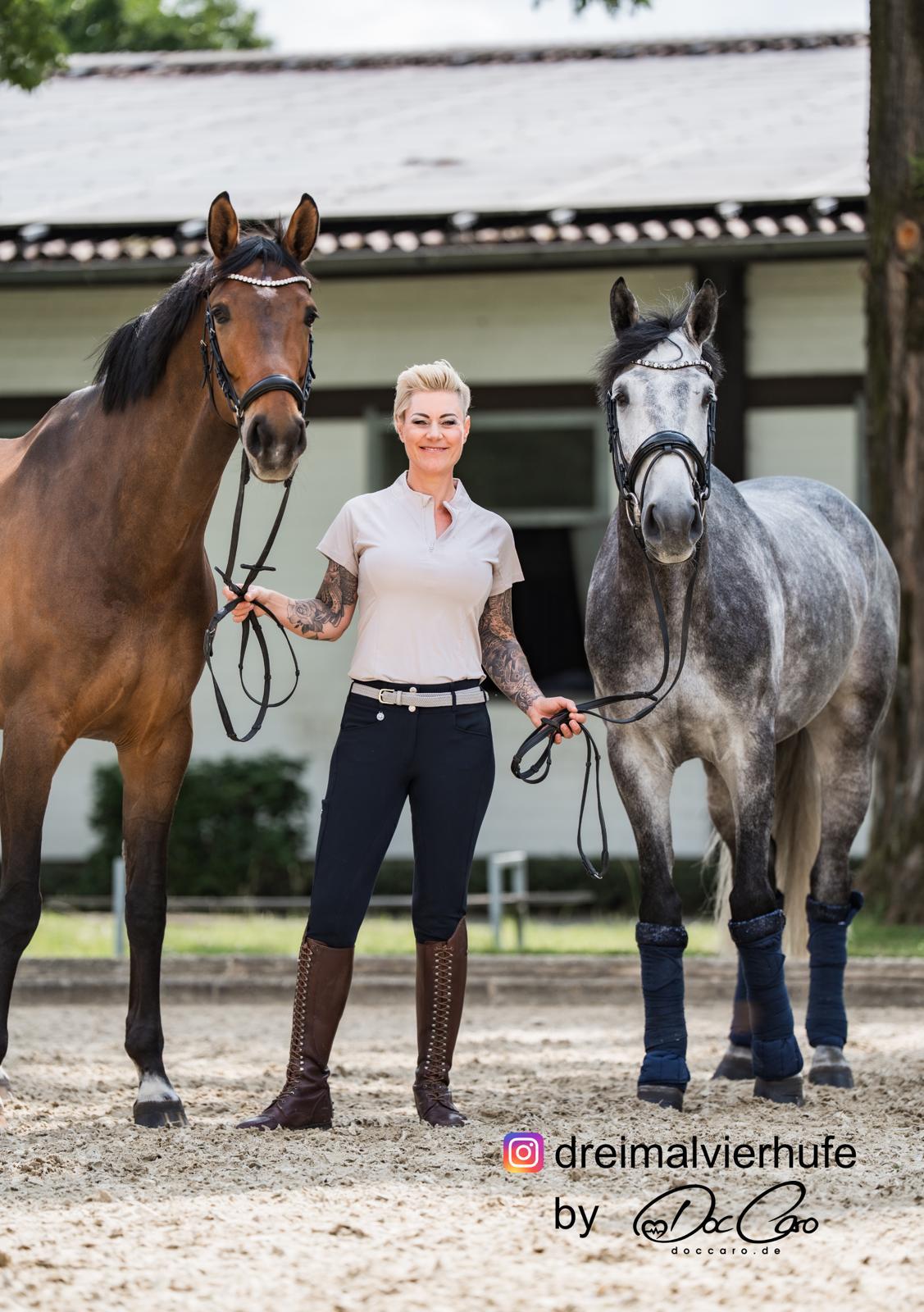 Dr. med. Carola Holzner mit Hasi und Qasi