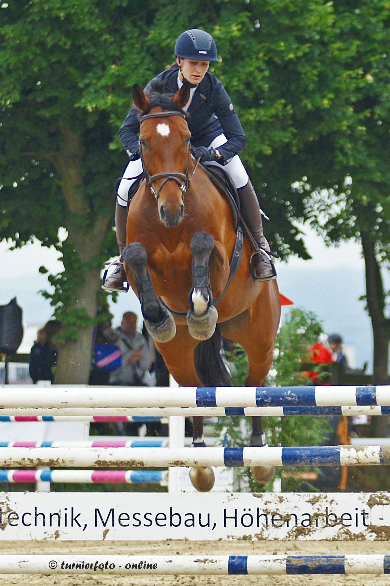 Sina Woller beim Springreiten über Parcours-Hindernis